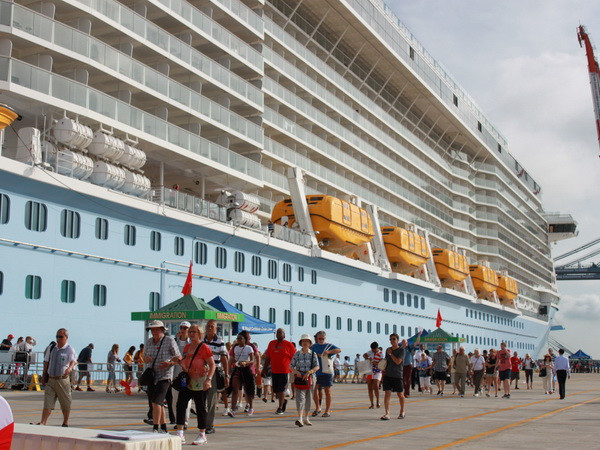 Tàu biển cao cấp nhất thế giới lần đầu tiên đến Việt Nam ảnh 1