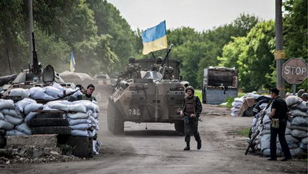 Binh sỹ Ukraine tại một trạm kiểm soát. (Nguồn: EPA) Sáu binh sỹ Ukraine tử trận trong vụ phục kích ở miền Đông ảnh 1