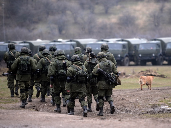 Binh sỹ Nga tuần tra ở Perevalnoye, ngoại ô Simferopol. (Nguồn: AFP/TTXVN) Mỹ tố cáo Nga vẫn chưa rút quân khỏi biên giới với Ukraine ảnh 1