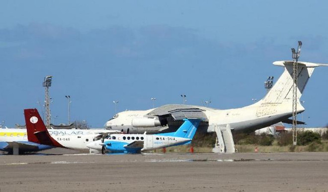 Máy bay đỗ tại sân bay Mitiga của Libya. (Nguồn: AFP) Sân bay duy nhất ở Libya trúng tên lửa, nhiều chuyến bay bị hoãn ảnh 1