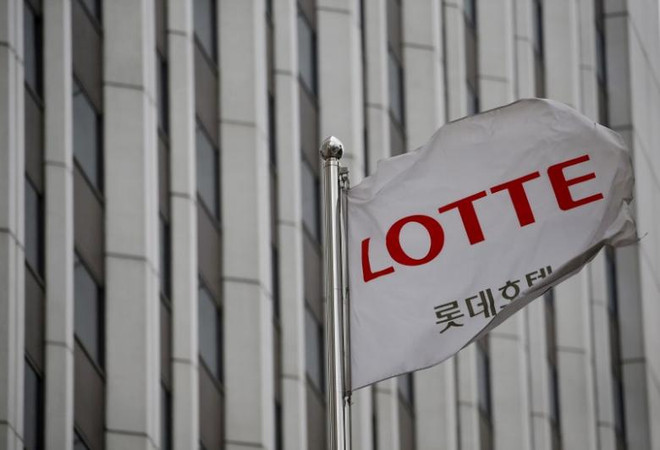 Cờ mang logo của Lotte tại Khách sạn Lotte ở Seoul, Hàn Quốc. (Nguồn: Reuters) Các điều tra viên Hàn Quốc khám xét các tập đoàn Lotte và SK ảnh 1
