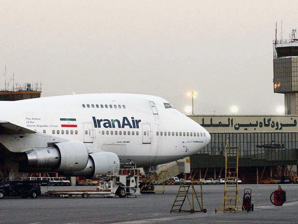 Máy bay Boeing 747 của Hãng Iran Air tại sân bay quốc tế Mehrabad ở Tehran. (Ảnh: AFP/TTXVN) Iran khẩn cấp điều máy bay chở hàng hóa, thực phẩm tới Qatar ảnh 1