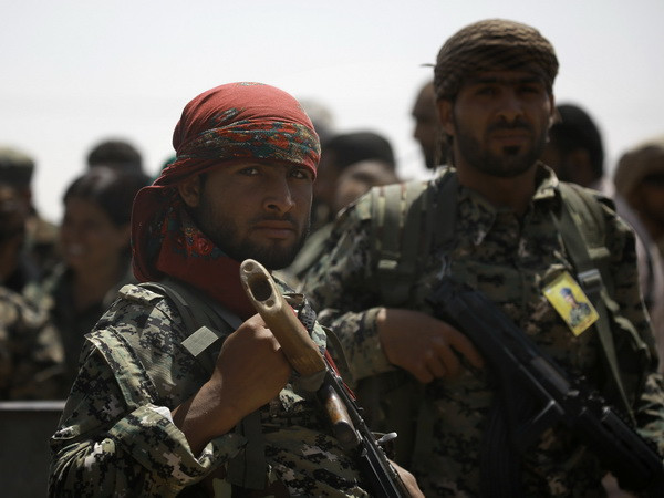 Các tay súng Syria đối lập đánh bật IS khỏi vị trí trọng yếu gần Raqqa ảnh 1