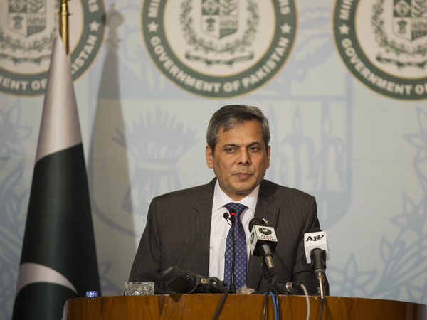 Người phát ngôn Bộ Ngoại giao Nafees Zakaria. (Ảnh: AP/TTXVN) Pakistan gọi tin đồn điều quân tới Qatar là "chiến dịch hiểm độc" ảnh 1