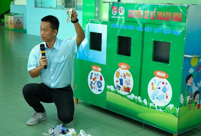 Giáo viên hướng dẫn học sinh phân loại rác. (Ảnh: Văn Dũng/TTXVN) ttxvn_phan loai rac (2).jpg