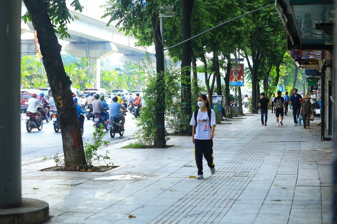 Vỉa hè sau khi được lát lại ở Hà Nội. (Ảnh: Tuấn Anh/TTXVN) Hà Nội: Khẩn trương kiểm tra, đánh giá các dự án lát đá vỉa hè ảnh 1
