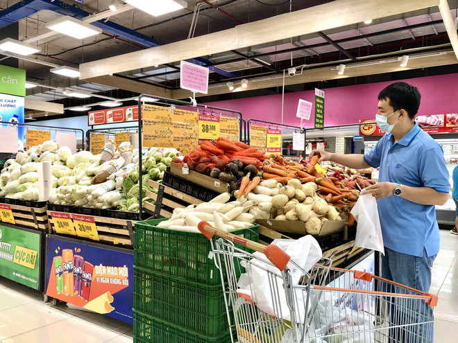 Nhiều sản phẩm rau củ, quả được bán giá khuyến mãi tại siêu thị Thành phố Hồ Chí Minh. (Ảnh: Mỹ Phương/TTXVN) ttxvn_1907_gia ca (2).jpg