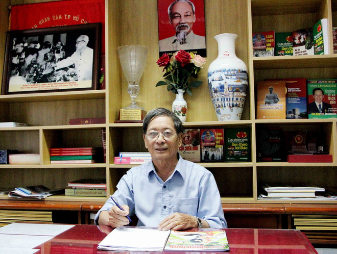 Thượng tá Lã Hữu Vĩnh, cán bộ Hội Cựu chiến binh Thành phố Hồ Chí Minh, đảng viên 50 năm tuổi đảng chia sẻ ý kiến về thông báo của Bộ Chính trị về sức khỏe của Tổng Bí thư. (Ảnh: Xuân Khu/TTXVN) ttxvn_1907_la huu vinh.jpg