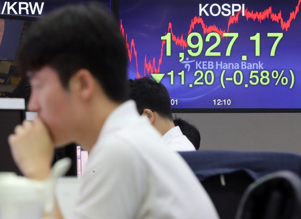 Bảng tỷ giá chứng khoán tại Seoul của Hàn Quốc, ngày 16/8 vừa qua. (Ảnh: Yonhap/TTXVN) Hàn Quốc tiếp tục tụt bậc về xếp hạng vốn hóa thị trường chứng khoán ảnh 1