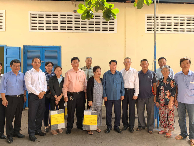 Thứ trưởng Bộ Công an Bùi Văn Nam thăm hỏi và tặng quà bà con người gốc Việt.(Ảnh:Long-Hùng-Trang/Vietnam+) Bộ Công an Việt Nam tăng cường hợp tác cùng Bộ Nội vụ Campuchia ảnh 3