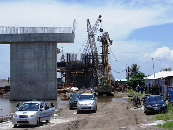 Sập cần cẩu thi công đường ôtô cao tốc Hà Nội-Hải Phòng ảnh 1