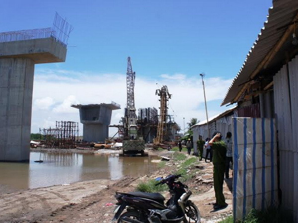 Sập cần cẩu thi công đường ôtô cao tốc Hà Nội-Hải Phòng ảnh 2