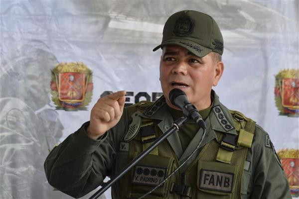 Bộ trưởng Quốc phòng Venezuela Vladimir Padrino Lopez phát biểu tại Caracas. (Nguồn: AFP/TTXVN) Bộ trưởng Quốc phòng Venezuela bác tuyên bố của Tổng thống Colombia ảnh 1