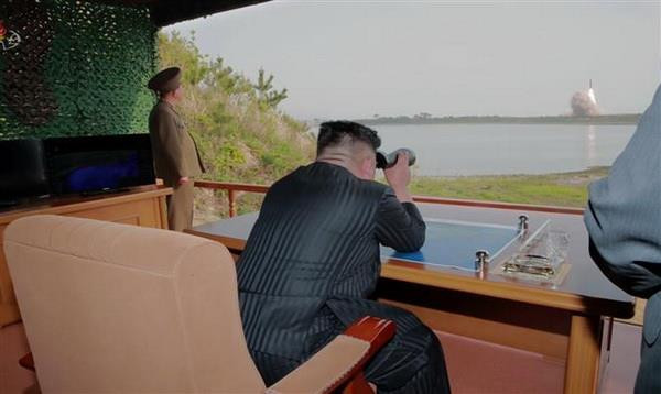 Nhà lãnh đạo Triều Tiên Kim Jong-un giám sát vụ thử tên lửa tại khu vực phía đông Triều Tiên ngày 4/5. (Nguồn: YONHAP/TTXVN) Triều Tiên khẳng định không phải là nước mà Mỹ có thể dễ tấn công ảnh 1