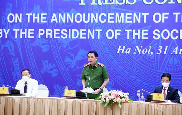 Thiếu tướng Lê Quốc Hùng, Thứ trưởng Bộ Công an trả lời cầu hỏi của phóng viên các cơ quan thông tấn, báo chí trong nước và quốc tế. (Ảnh: Phạm Kiên/TTXVN) Đặc xá 2021: Phạm nhân được xét nghiệm COVID-19 để đảm bảo an toàn ảnh 1