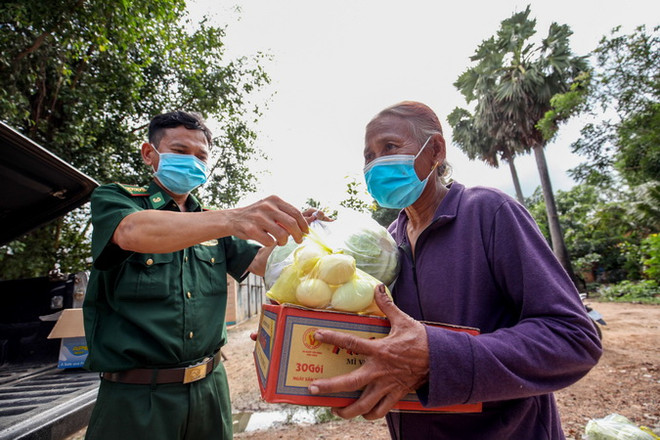 Đồn Biên phòng cửa khẩu Phước Tân trao thực phẩm thiết yếu cho người dân vùng biên có hoàn cảnh khó khăn. (Ảnh: Thanh Tân/TTXVN) Những chuyến xe thực phẩm 0 đồng, ấm lòng người dân nơi biên cương ảnh 1