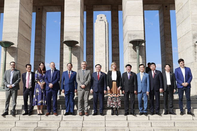 Chủ tịch Quốc hội đặt hoa tại Đài tưởng niệm Quốc kỳ ở Rosario ảnh 4