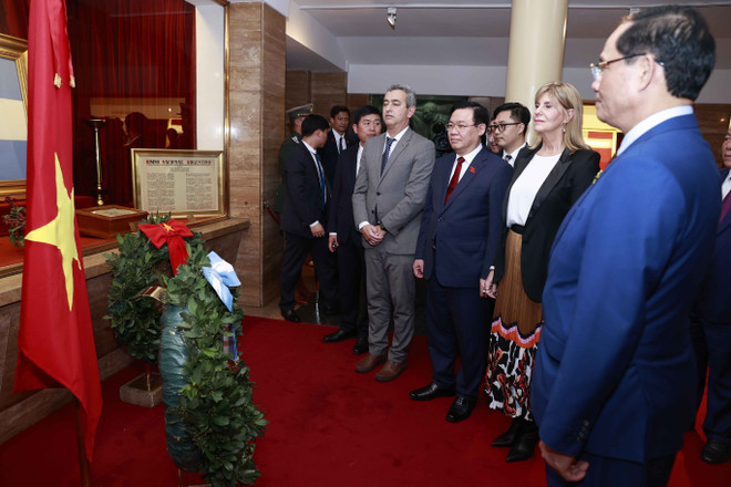 Chủ tịch Quốc hội đặt hoa tại Đài tưởng niệm Quốc kỳ ở Rosario ảnh 2