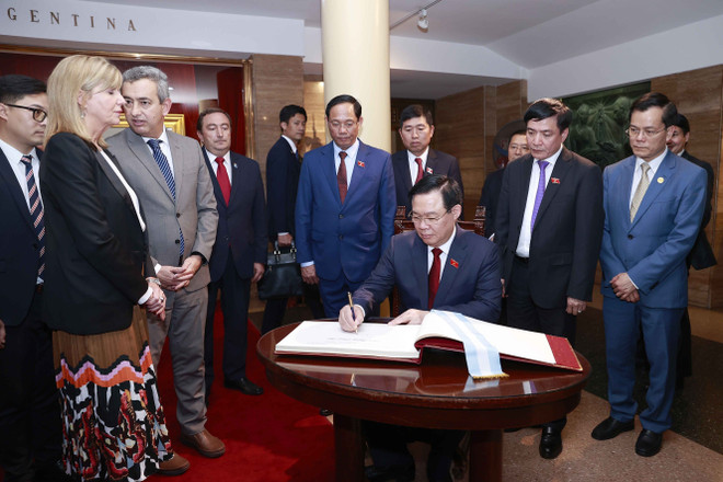 Chủ tịch Quốc hội đặt hoa tại Đài tưởng niệm Quốc kỳ ở Rosario ảnh 3