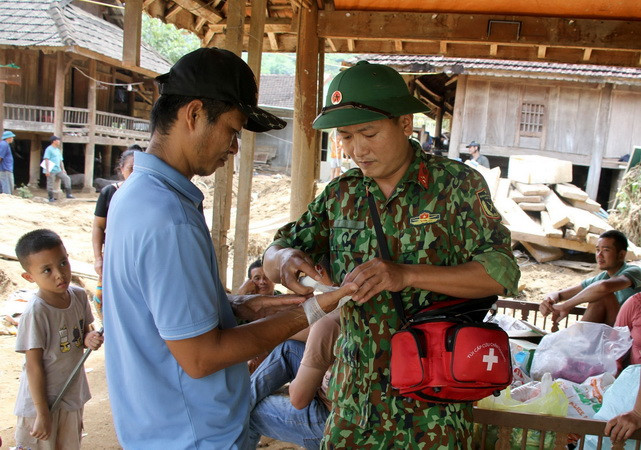 Nghệ An: Ngành Y tế không để dịch bệnh phát sinh sau lũ quét ảnh 1