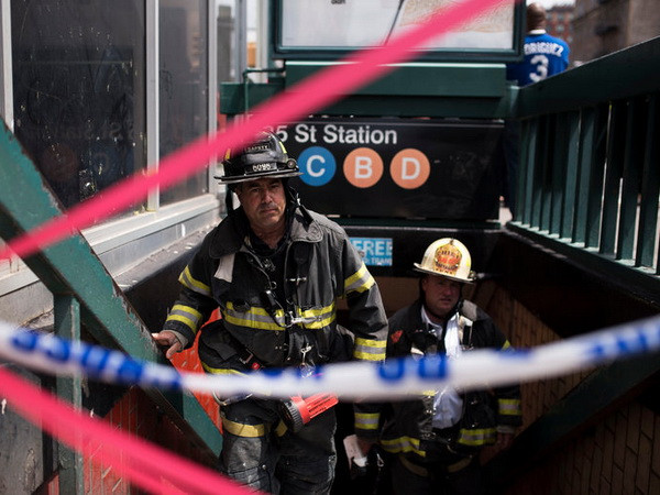 Lực lượng cứu hỏa tại hiện trường vụ tai nạn. (Nguồn: The New York Times) Tàu điện ngầm trật đường ray ở New York, gần 40 người bị thương ảnh 1