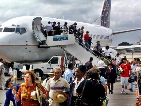 Các hành khách đầu tiên trên chuyến bay của Continental Airlines từ Miami, Florida, đến sân bay Jose Marti ở La Habana, Cuba. (Nguồn: AP) Số người Cuba sống ở nước ngoài hồi hương ngày càng nhiều ảnh 1