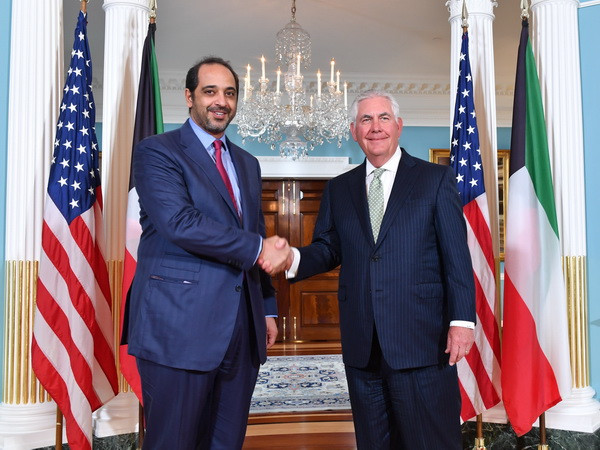 Ngoại trưởng Mỹ Rex Tillerson (phải) gặp Bộ trưởng các vấn đề nội các Kuwait Sheikh Mohammad Abdullah Al-Sabah. (Nguồn: EPA/TTXVN) Mỹ nỗ lực giúp hạ nhiệt căng thẳng ngoại giao tại vùng Vịnh ảnh 1