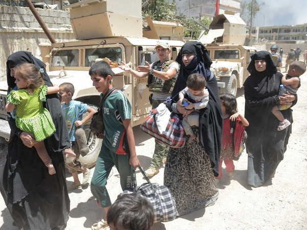 Phụ nữ và trẻ em Iraq sơ tán do chiến sự ở Mosul. (Nguồn: AFP/TTXVN) Hàng triệu trẻ em Iraq đang cần cứu trợ nhân đạo khẩn cấp ảnh 1