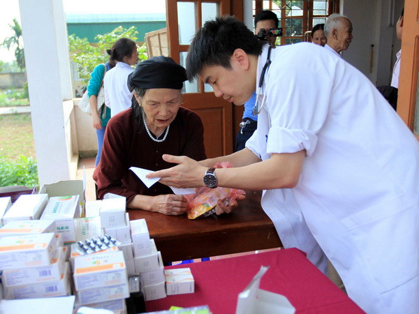 Đưa bác sỹ trẻ tình nguyện về công tác tại 37 huyện nghèo ảnh 1