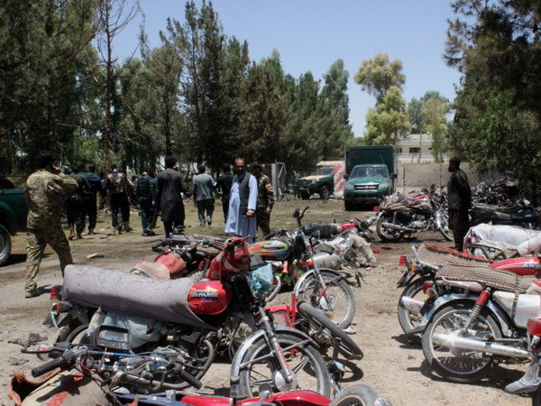 Hiện trường vụ nổ bom xe ở Lashkar Gah. (Nguồn: THX/TTXVN) Nổ bom xe ở Afghanistan, khiến 70 người thương vong ảnh 1