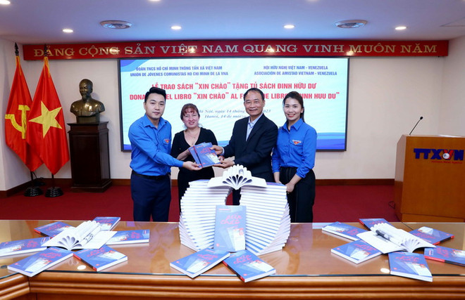 Tặng sách “Xin chào” của tác giả người Venezuela cho Tủ sách Đinh Hữu ảnh 1