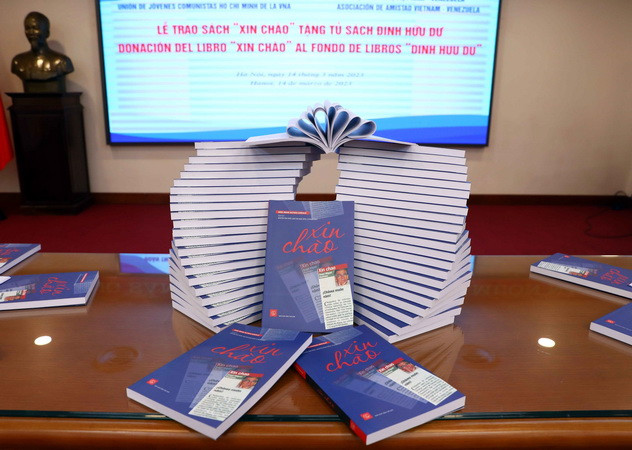 Tặng sách “Xin chào” của tác giả người Venezuela cho Tủ sách Đinh Hữu ảnh 3