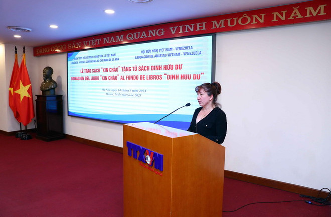 Tặng sách “Xin chào” của tác giả người Venezuela cho Tủ sách Đinh Hữu ảnh 2
