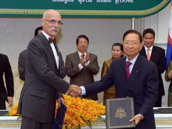 EU ký thỏa thuận viện trợ 460 triệu USD cho Campuchia ảnh 1