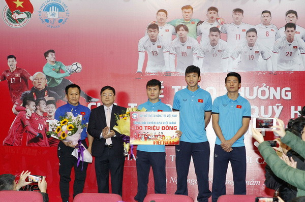 Trung ương Đoàn trao thưởng các thành viên Đội tuyển U23 Việt Nam ảnh 2