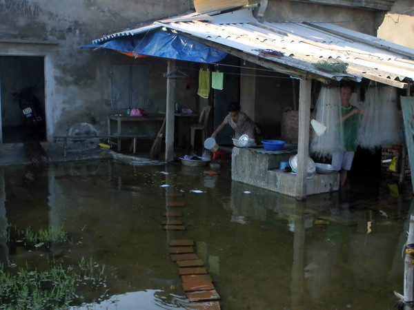 Hỗ trợ khẩn cấp nước uống cho người dân bị chia cắt bởi ngập lụt ảnh 1