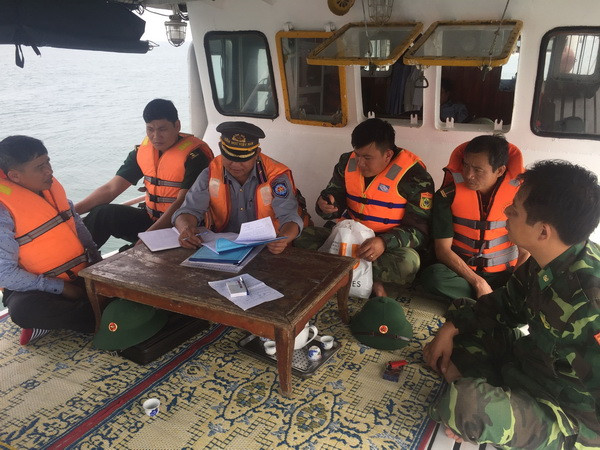 Quảng Bình: Bắt hai tàu giã cào tận diệt thủy sản trên biển ảnh 1