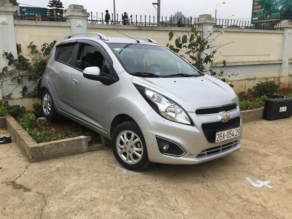 Hiện trường vụ tai nạn khiến hai học sinh thương vong. (Ảnh: TTXVN) Cô giáo lùi xe ôtô ở sân trường khiến 2 học sinh thương vong ảnh 1