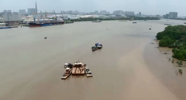 Khu vực sà lan bị chìm. (Nguồn: VNews) Vụ hai sà lan đâm nhau trên sông Sài Gòn: Trục vớt xong sà lan bị chìm ảnh 1