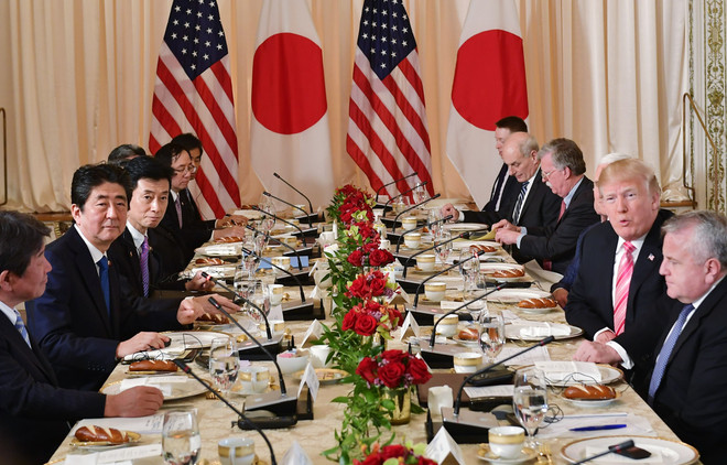 Thủ tướng Nhật Bản Shinzo Abe (thứ 2, trái) và Tổng thống Mỹ Donald Trump (thứ 2, phải) tại cuộc gặp thượng đỉnh. (Nguồn: AFP/TTXVN) Cuộc gặp thượng đỉnh Mỹ-Nhật: Mục tiêu chưa trọn vẹn ảnh 2