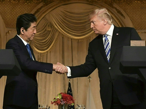 Tổng thống Mỹ Donald Trump (phải) và Thủ tướng Nhật Bản Shinzo Abe trong cuộc họp báo sau hội nghị thượng đỉnh ngày 18/4. (Nguồn: AFP/TTXVN) Cuộc gặp thượng đỉnh Mỹ-Nhật: Mục tiêu chưa trọn vẹn ảnh 1