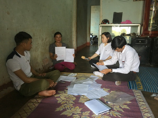Gia đình vợ chồng chị Ponh (mặc áo màu), anh Win, làng Nglơm Thung, xã Ia Pết, huyện Đăk Đoa (Gia Lai) là một trong số nạn nhân bị bà Thanh lừa. (Ảnh: Hồng Điệp/TTXVN) Gia Lai: Điều tra vụ 8 hộ dân bị lừa chuyển nhượng quyền sử dụng đất ảnh 1