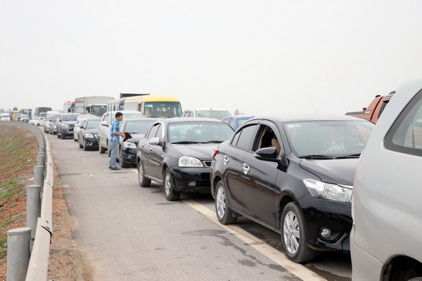 Khách đổ về Cát Bà tăng đột biến, giao thông bến phà Gót bị ùn ứ ảnh 1