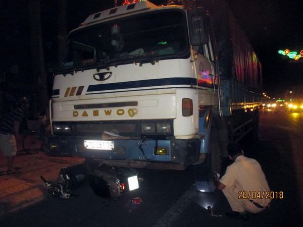 Xe tải tông hai xe máy đang chờ đèn đỏ, 4 người thương vong ảnh 1