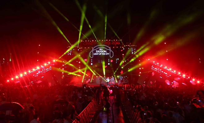 Chương trình nghệ thuật 'Chào Hạ Long 2018' có chủ đề Light Up The City (bừng sáng thành phố). (Ảnh: Thành Đạt/TTXVN) Sôi động Chương trình Lễ hội âm nhạc Chào Hạ Long 2018 ảnh 1