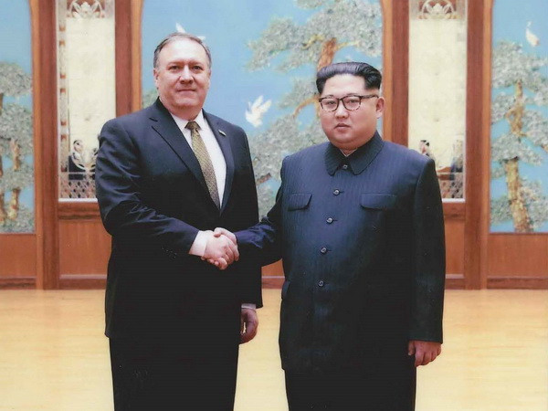 Tân Ngoại trưởng Mỹ Mike Pompeo (trái) và nhà lãnh đạo Triều Tiên Kim Jong-un tại cuộc gặp ở Bình Nhưỡng ngày 26/4. (Nguồn: Yonhap/TTXVN) Ngoại trưởng Mỹ: Thực sự có cơ hội tiến triển trong vấn đề Triều Tiên ảnh 1