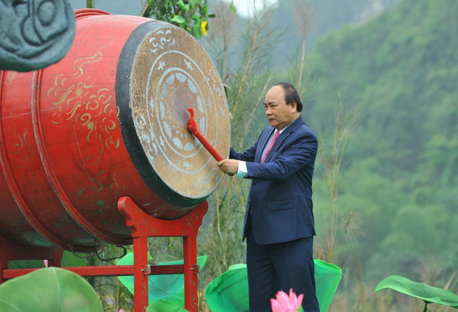 Thủ tướng Nguyễn Xuân Phúc đánh trống khai hội Tràng An năm 2018. (Ảnh: Minh Đức/TTXVN) Thủ tướng đánh trống khai mạc Lễ hội Tràng An năm 2018 ảnh 1
