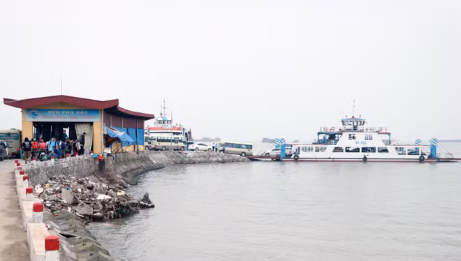 Khách đổ về Cát Bà tăng đột biến, giao thông bến phà Gót bị ùn ứ ảnh 2