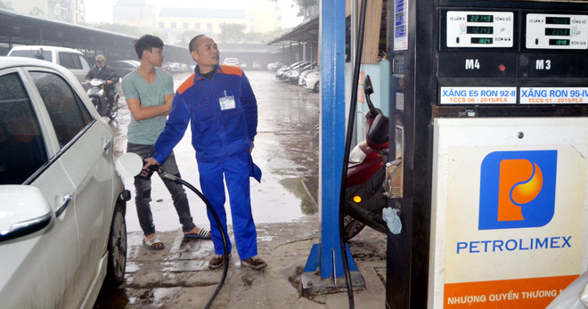 Người tiêu dùng mua xăng Ron95 và xăng E5 trên phố Nguyên Hồng (Hà Nội). (Ảnh: Đỗ Phương Anh/TTXVN) Bán đại trà xăng sinh học E5RON92 cần thêm giải pháp 'mạnh tay' ảnh 2