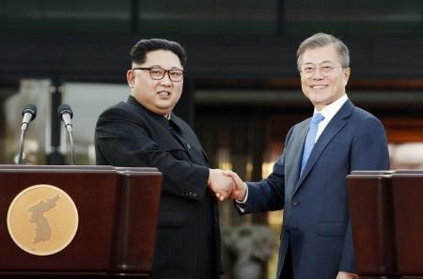 Nhà lãnh đạo Triều Tiên Kim Jong-un (trái) và Tổng thống Moon Jae-in trong cuộc gặp ở Panmunjom. (Nguồn: Kyodo/TTXVN) Lãnh đạo Hàn Quốc, Nga ủng hộ hợp tác ba bên với Triều Tiên ảnh 1